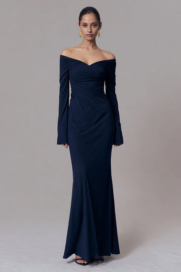 Robe longue formelle à épaules dénudées en satin fourreau bleu marine avec manches